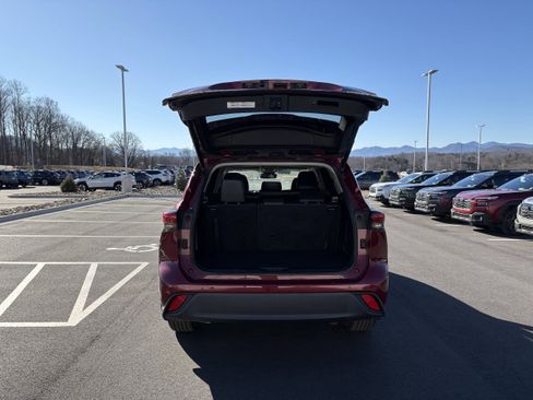 Used 2022 Toyota Highlander XLE image 11