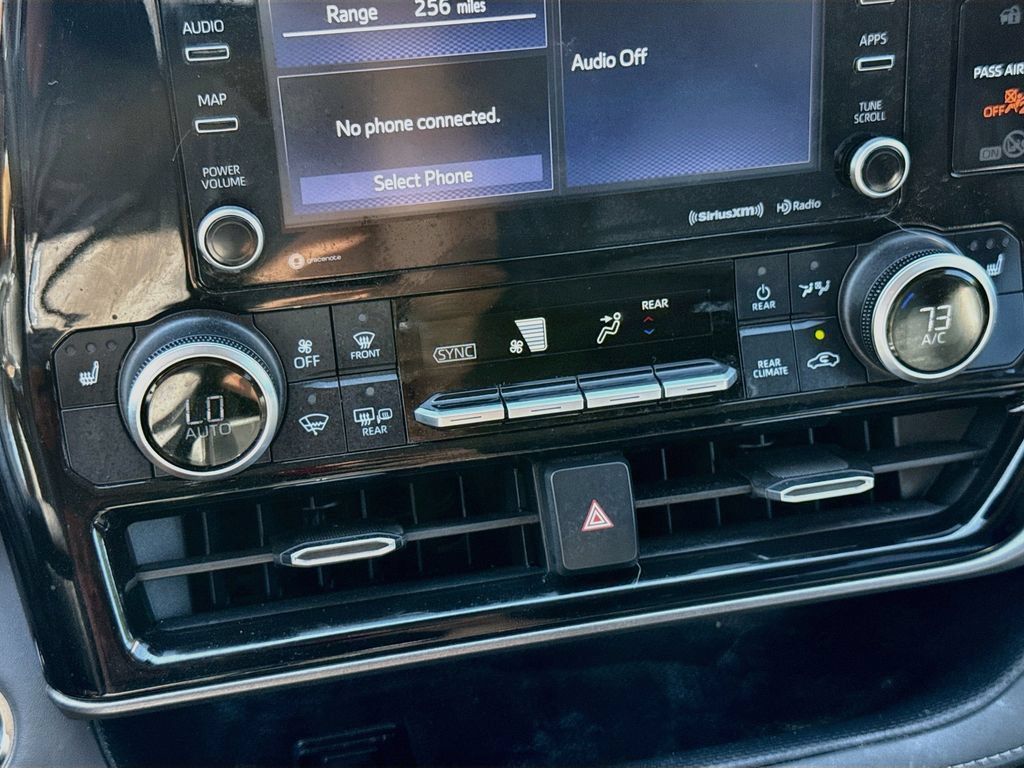 Used 2022 Toyota Highlander XLE AWD/4WD image 16