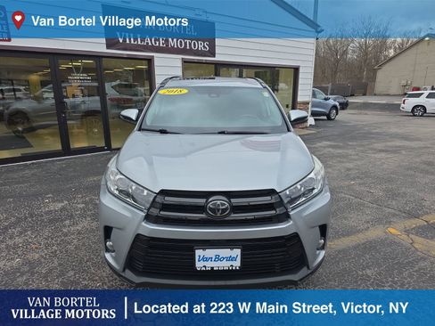 Used 2018 Toyota Highlander SE image 2