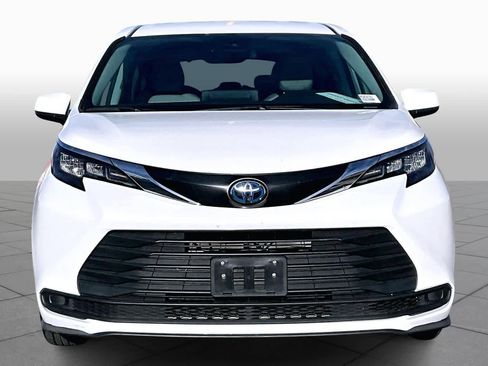 Certified 2024 Toyota Sienna LE image 4