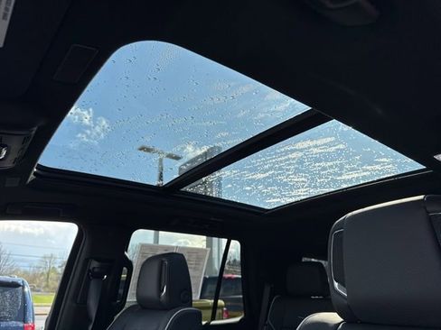 Used 2026 Cadillac Escalade Luxury w/ LPO, Radiant Package image 16