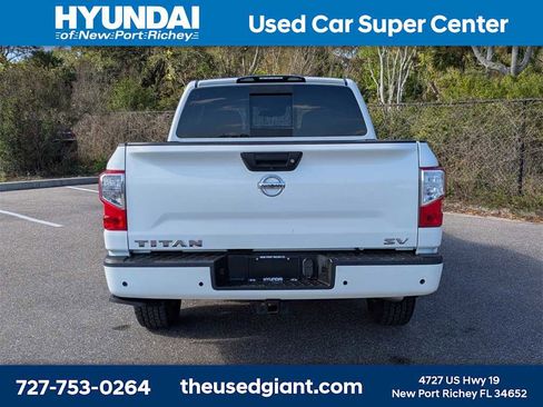 Used 2021 Nissan Titan SV w/ SV Convenience Package image 4