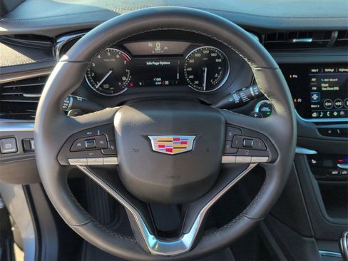 Used 2025 Cadillac XT6 Luxury image 9