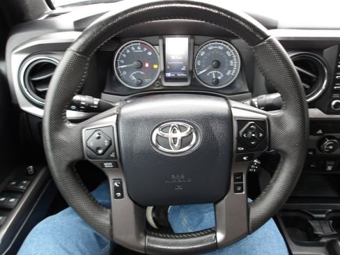 Used 2020 Toyota Tacoma TRD Off-Road w/ Technology Package image 14