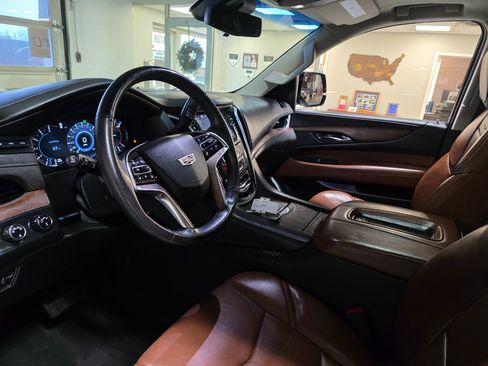 Used 2019 Cadillac Escalade Premium Luxury image 16