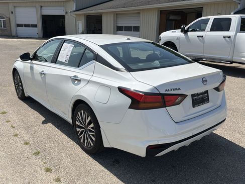 Used 2024 Nissan Altima 2.5 SV FWD image 7