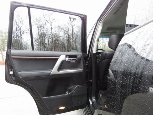 Used 2014 Toyota Land Cruiser image 18