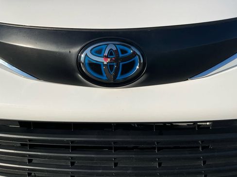 Used 2025 Toyota Sienna LE image 18