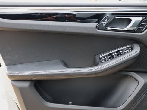 Certified 2025 Porsche Macan image 23