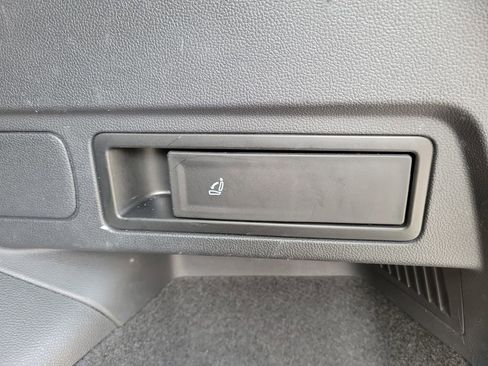 Used 2020 Volkswagen Tiguan SE image 9