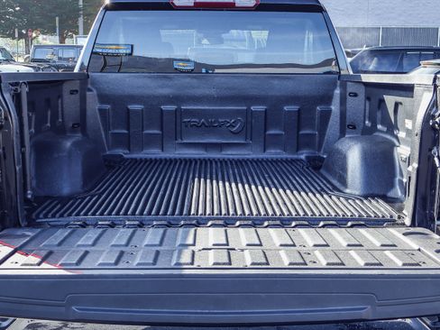 Certified 2025 GMC Sierra 1500 SLT image 17