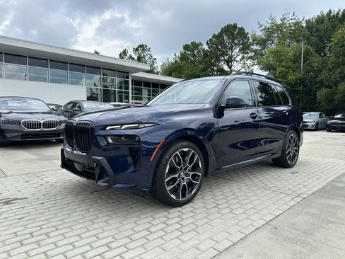 Used 2024 BMW X7 xDrive40i w/ M Sport Package AWD/4WD image 4