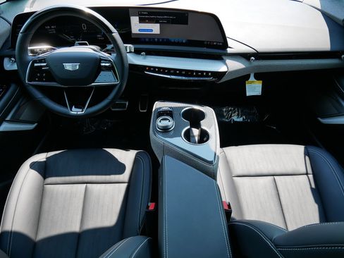 Certified 2025 Cadillac Optiq Luxury 2 w/ LPO, Floor Liner Package AWD/4WD image 8