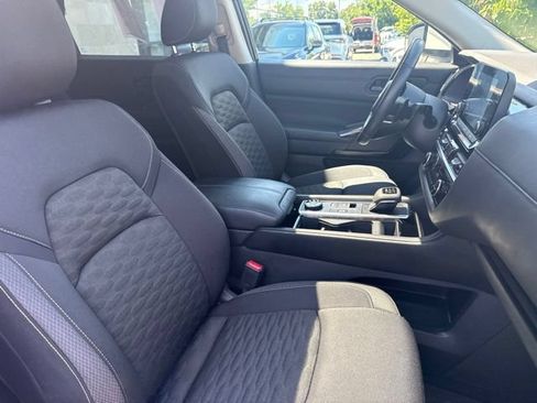 Used 2023 Nissan Pathfinder SV w/ SV Premium Package AWD/4WD image 15
