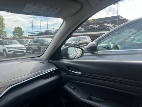 Used 2025 Nissan Altima 2.5 SV FWD image 36