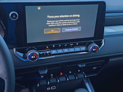 New 2024 Chevrolet Colorado LT w/ LT Convenience Package II image 26