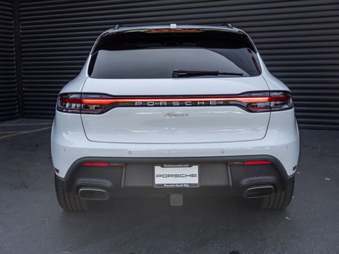 Certified 2025 Porsche Macan image 8