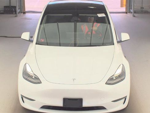 Used 2024 Tesla Model Y Long Range AWD/4WD image 3
