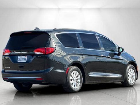 Used 2017 Chrysler Pacifica Touring-L image 3