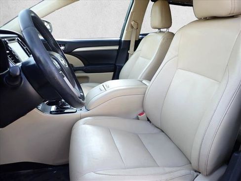 Used 2015 Toyota Highlander XLE FWD image 12
