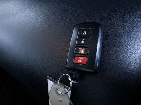 Used 2019 Toyota Highlander XLE AWD/4WD image 35