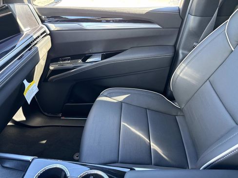 Used 2025 Cadillac Escalade ESV Sport image 24