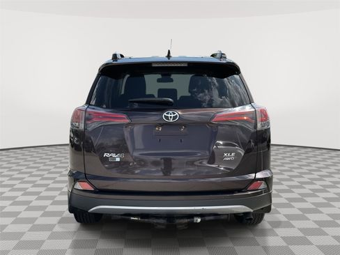Used 2018 Toyota RAV4 XLE AWD/4WD image 4
