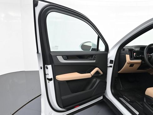 Certified 2026 Porsche Cayenne AWD/4WD image 15