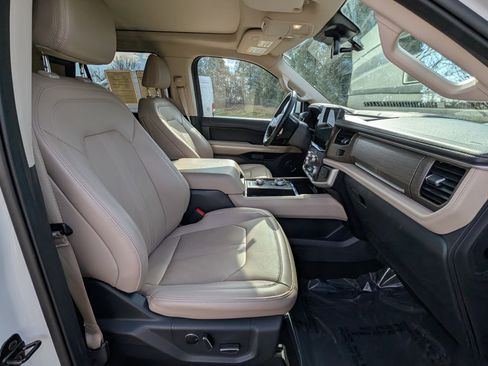Used 2024 Ford Expedition Limited image 12