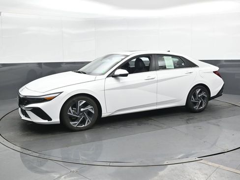 Certified 2025 Hyundai Elantra Limited FWD image 8