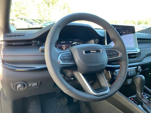 Used 2025 Jeep Compass Trailhawk image 33