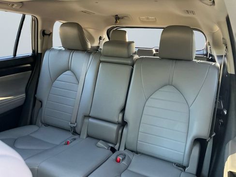 Used 2022 Toyota Highlander XLE AWD/4WD image 14