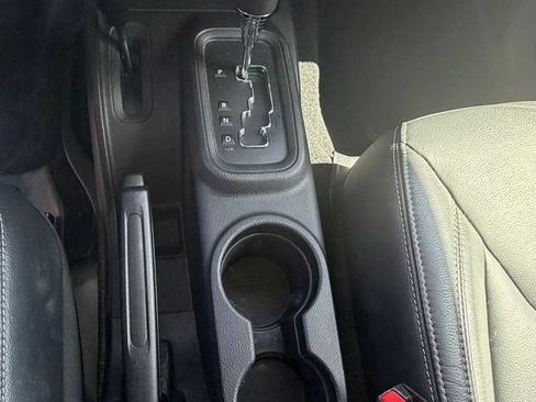 Used 2017 Jeep Wrangler Unlimited Rubicon w/ Connectivity Group AWD/4WD image 26