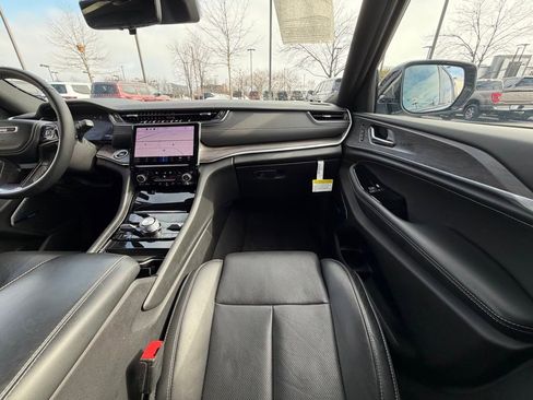 Used 2023 Jeep Grand Cherokee Overland w/ Luxury Tech Group IV image 19