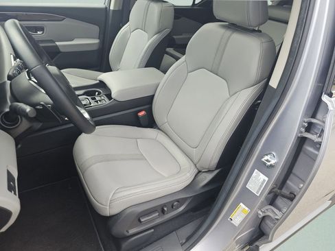 Certified 2025 Honda Pilot Touring image 8