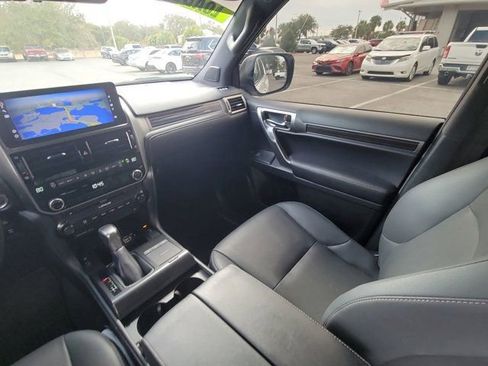 Used 2022 Lexus GX 460 Premium w/ Premium Package image 3