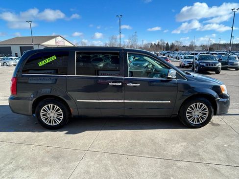 Used 2014 Chrysler Town & Country Touring-L w/ Driver Convenience Group image 4