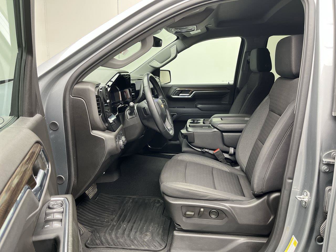 Certified 2024 Chevrolet Silverado 1500 LT AWD/4WD image 3