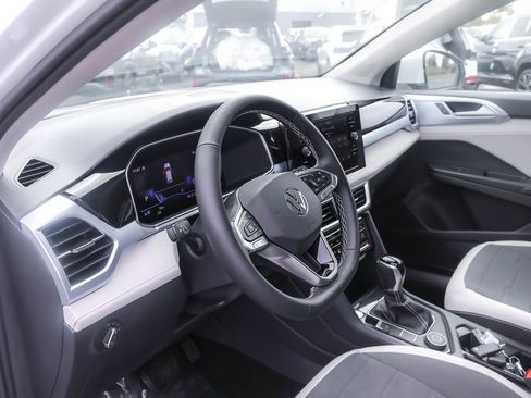 Used 2025 Volkswagen Taos SE image 3