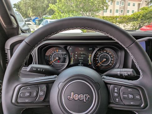 Used 2025 Jeep Gladiator Mojave w/ Technology Group AWD/4WD image 25