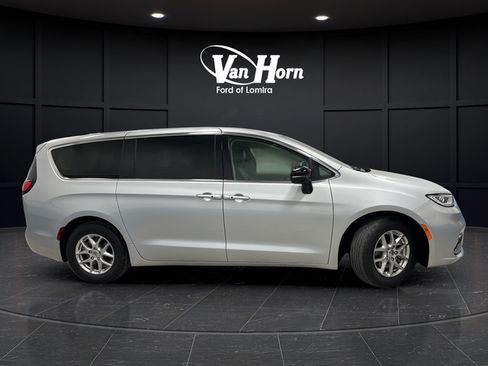 Used 2024 Chrysler Pacifica Touring-L FWD image 8