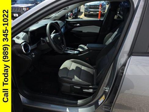 Used 2025 Chevrolet Trax LT FWD image 2