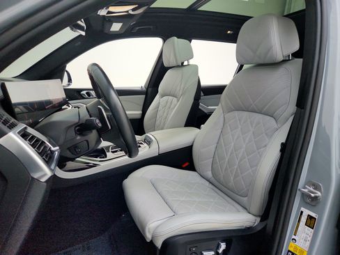 Used 2024 BMW X7 xDrive40i w/ M Sport Package image 10