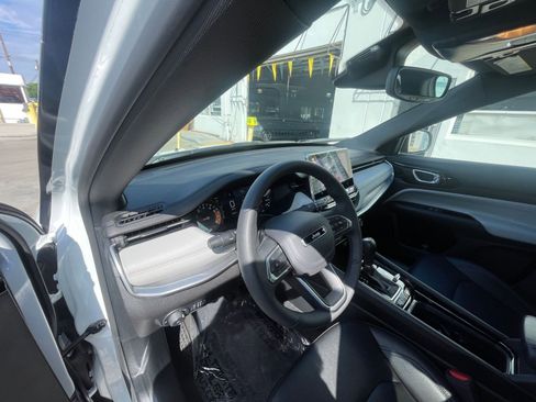 Used 2025 Jeep Compass Limited image 34