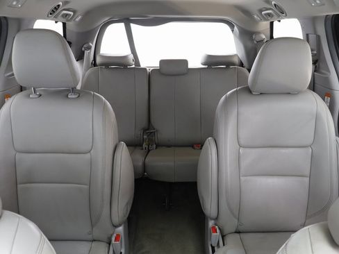 Used 2017 Toyota Sienna XLE image 13