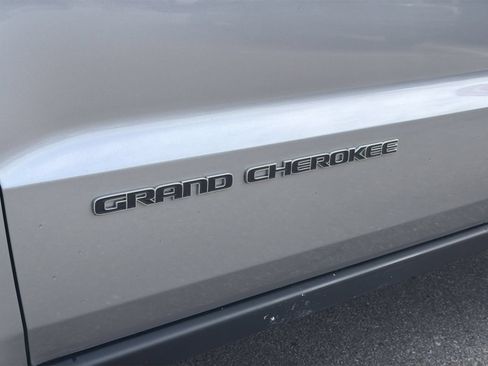 Used 2019 Jeep Grand Cherokee Laredo w/ Security & Convenience Group AWD/4WD image 15