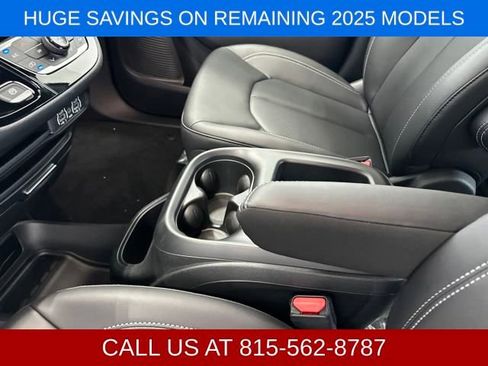 New 2025 Chrysler Pacifica Select AWD/4WD image 15
