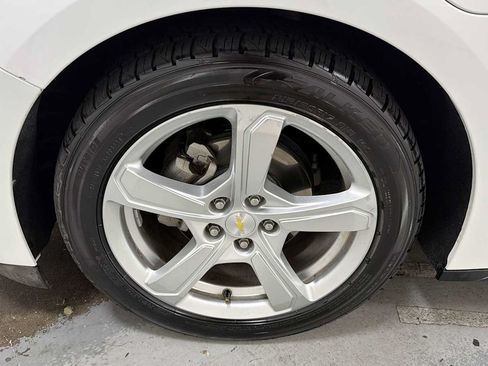 Used 2018 Chevrolet Volt LT w/ Comfort Package FWD image 10