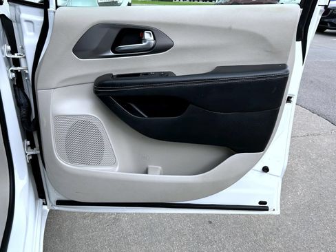 Used 2022 Chrysler Pacifica Touring-L FWD image 16
