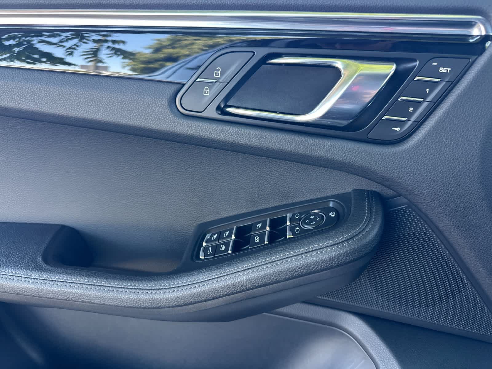 Certified 2025 Porsche Macan AWD/4WD image 12
